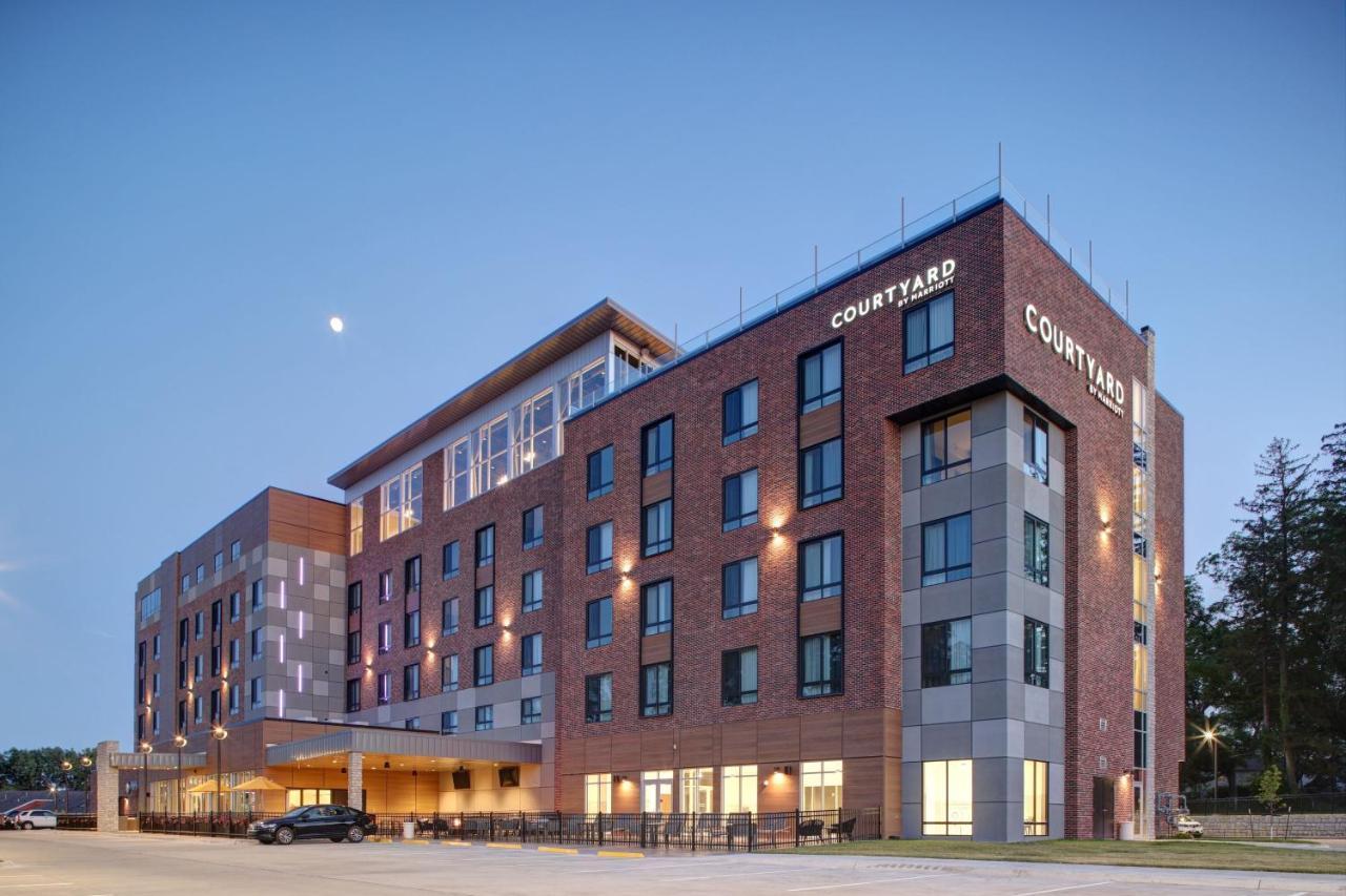 Courtyard By Marriott Iowa City University Heights Hotel Exterior photo